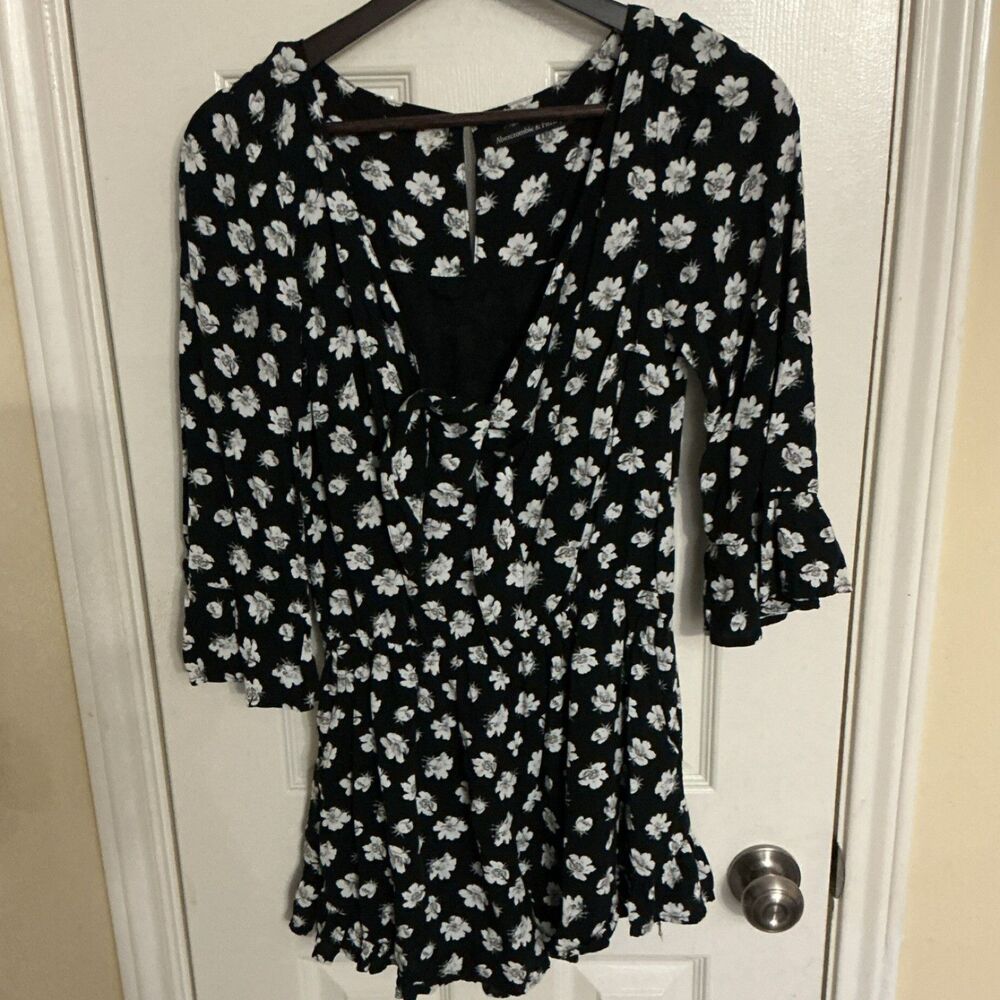 Abercrombie & Fitch Floral Ruffle Romper Black White Size S V-Neck 3/4 Sleeve